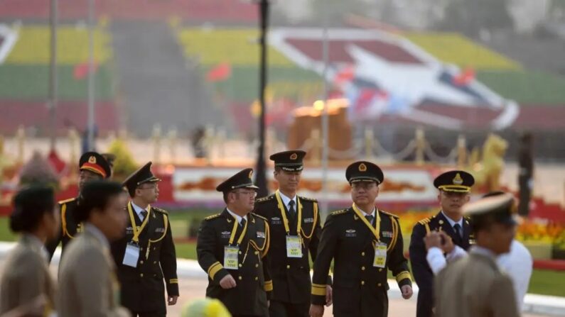 Oficiais militares chineses participam de uma cerimônia para marcar o 78º Dia das Forças Armadas da Birmânia em Naypyidaw, em 27 de março de 2023. (STR/AFP via Getty Images)