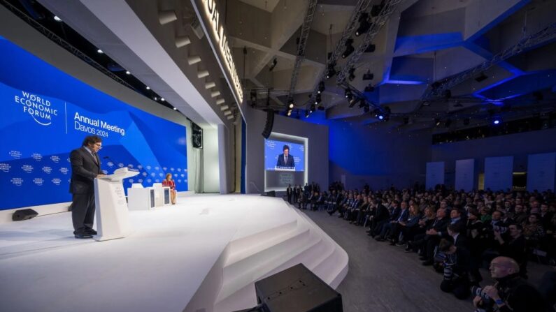 O presidente argentino Javier Milei faz um discurso na reunião do Fórum Econômico Mundial em Davos, Suíça, em 17 de janeiro de 2024. (Fabrice Coffrini/AFP via Getty Images)