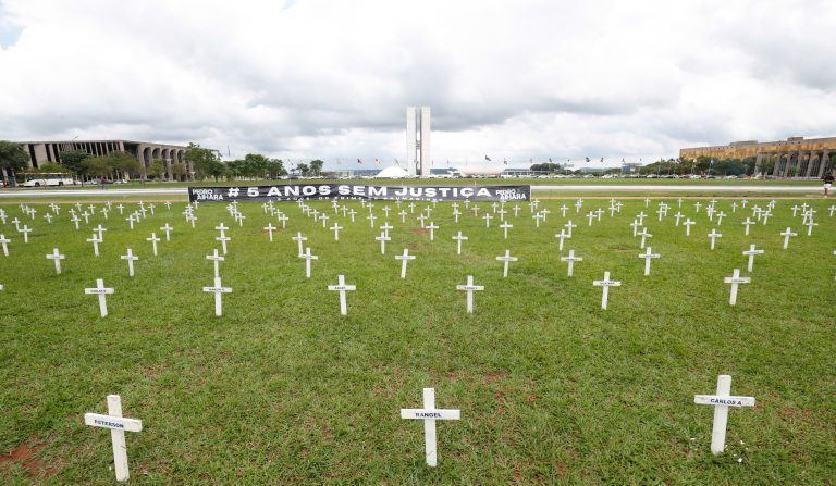 Em homenagem às vítimas, foram colocadas 272 cruzes em frente ao Congresso Nacional (Bruno Spada/Câmara dos Deputados)