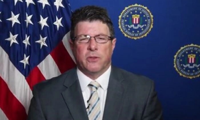Em uma imagem estática do vídeo, Timothy Thibault fala em um cenário do FBI. (FBI via The Epoch Times)