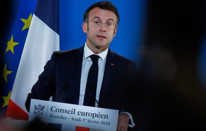 O presidente francês Emmanuel Macron participa de uma coletiva de imprensa sobre o Conselho Europeu Extraordinário em Bruxelas, Bélgica, em 01 de fevereiro de 2024 (EFE/EPA/OLIVIER MATTHYS)