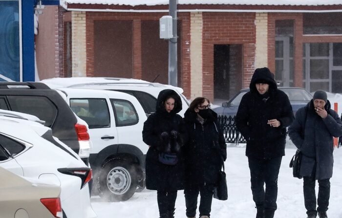 Lyudmila Navalnaya (2-E), mãe de Alexei Navalny, caminha acompanhada por advogados após visitar o Comitê de Investigação em Salekhard, região de Yamalo-Nenets, Rússia, em 19 de fevereiro de 2024 (EFE/EPA/ANATOLY MALTSEV)