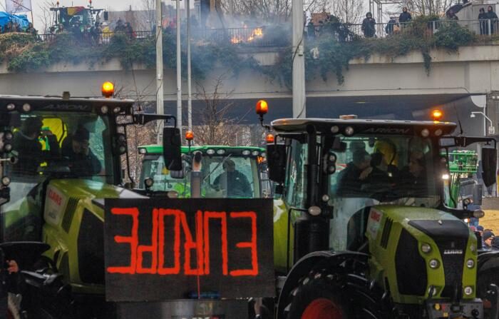 Agricultores europeus protestam em torno do edifício do Conselho Justus Lipsius à margem de uma reunião dos ministros da agricultura e da pesca da UE em Bruxelas, Bélgica, em 26 de fevereiro de 2024. Os agricultores estão protestando para destacar o declínio de suas rendas, a legislação excessivamente complexa e a sobrecarga administrativa (EFE/EPA/OLIVIER MATTHYS)