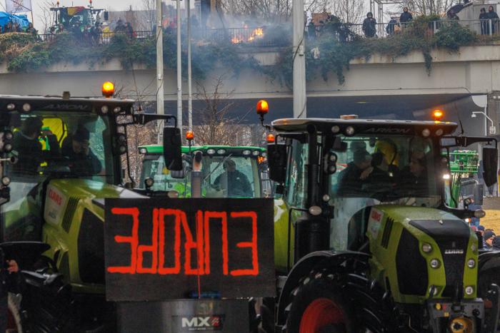 Tratores tomam conta de Bruxelas em protesto contra precariedade do setor agrícola