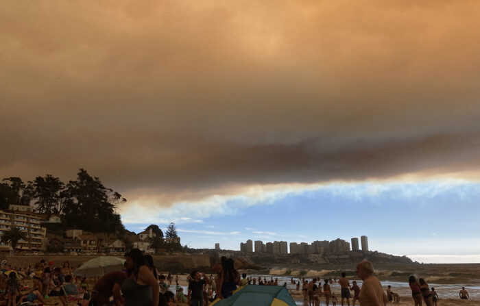 Foto da fumaça causada pelo incêndio que devastou um grande número de hectares no Parque Natural do Lago Peñuela, hoje próximo à cidade costeira de Valparaíso, no Chile (EFE/ Iago Martín)