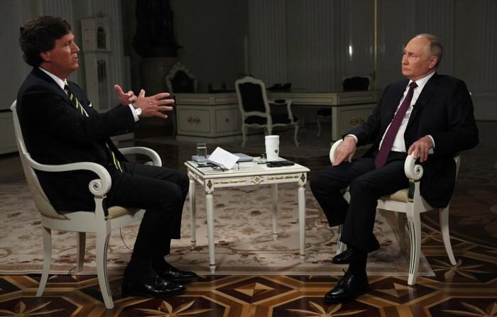O líder russo Vladimir Putin (dir.) é entrevistado pelo jornalista americano Tucker Carlson no Palácio do Kremlin, em Moscou, na sexta-feira (EFE/ Gavriil Grigorov / Sputnik/ Kremlin / POOL)