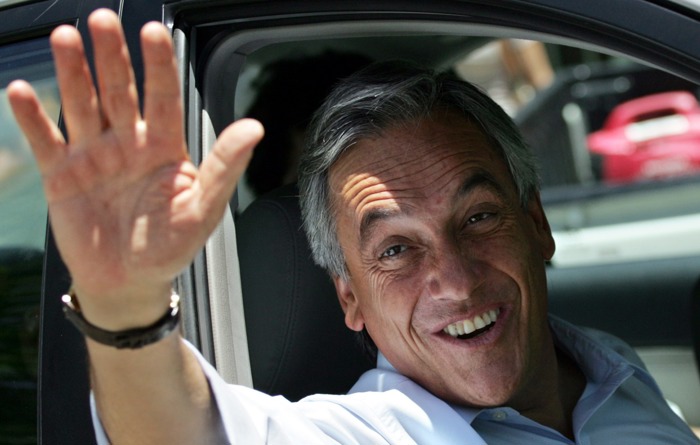  Foto de arquivo de 14 de janeiro de 2006 do ex-presidente chileno Sebastián Piñera (2010-2014, 2018-2022) durante um comício de campanha em Santiago (EFE/ Marco Mesina ARCHIVE)