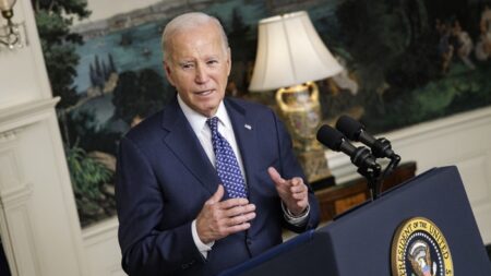 Republicanos pedem que gabinete de Biden o destitua como presidente