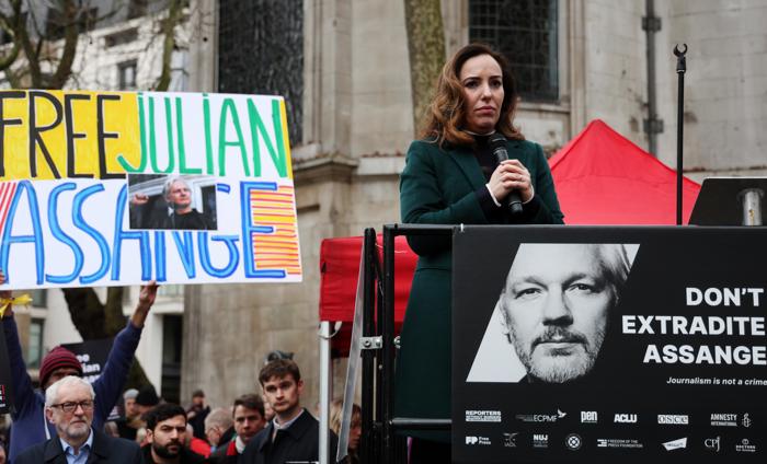 Stella Assange, esposa de Julian Assange, discursa em frente ao Tribunal Superior em Londres (EFE/EPA/ANDY RAIN)