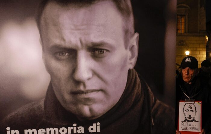 Pessoas participam de uma procissão de tochas em memória do líder da oposição russa Alexei Navalny, que morreu em 16 de fevereiro em uma colônia penal do Ártico, o Serviço Penitenciário Federal do Distrito Autônomo de Yamalo-Nenets, em Roma, Itália, em 19 de fevereiro de 2024. (Italia, Rusia, Roma) EFE/EPA/FABIO FRUSTACI