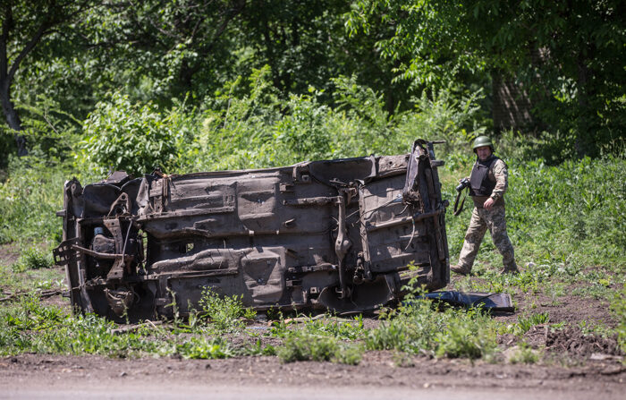 Um soldado passa por um veículo danificado na Ucrânia, em uma foto de arquivo (EFE/Esteban Biba).