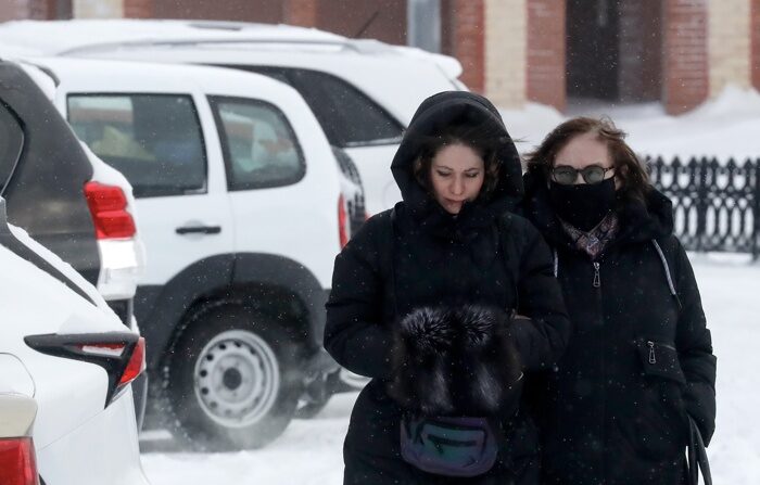 Lyudmila Navalnaya (dir.), mãe de Alexei Navalny, caminha acompanhada por advogados após visitar o Comitê de Investigação em Salekhard, região de Yamalo-Nenets, Rússia, em 19 de fevereiro de 2024 (EFE/EPA/ANATOLY MALTSEV)