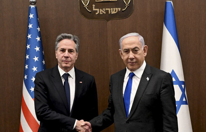 O secretário de Estado dos EUA, Antony Blinken, e o primeiro-ministro israelense, Benjamin Netanyahu, se reúnem em Jerusalém nesta quarta-feira para discutir a possibilidade de um cessar-fogo em Gaza e a libertação de reféns israelenses pelo Hamas (EFE/David Azagury/Embaixada dos EUA em Jerusalém)