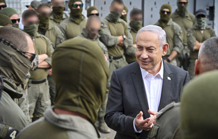 O primeiro-ministro israelense, Benjamin Netanyahu, visitou as forças que participaram na manhã de hoje da operação de resgate de dois reféns em Rafah, no extremo sul da Faixa de Gaza, e as parabenizou por seu papel em "uma das operações de resgate mais bem-sucedidas da história de Israel". (EFE/Escritório do Primeiro Ministro de Israel)
