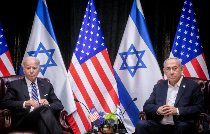 Foto de arquivo datada mostrando o presidente dos EUA, Joe Biden (à esq.), e o primeiro-ministro israelense, Benjamin Netanyahu, durante uma coletiva de imprensa conjunta em Tel Aviv, Israel (EFE/Miriam Alster / POOL /)