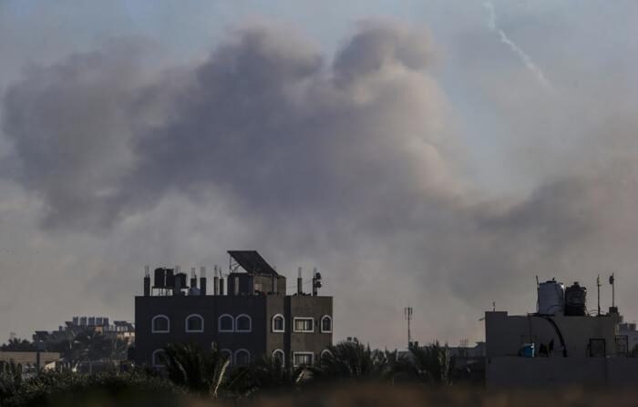 A fumaça sobe após um ataque aéreo israelense, durante uma operação militar na cidade de Khan Younis, no sul da Faixa de Gaza, em 09 de fevereiro de 2024 (EFE/EPA/MOHAMMED SABER)