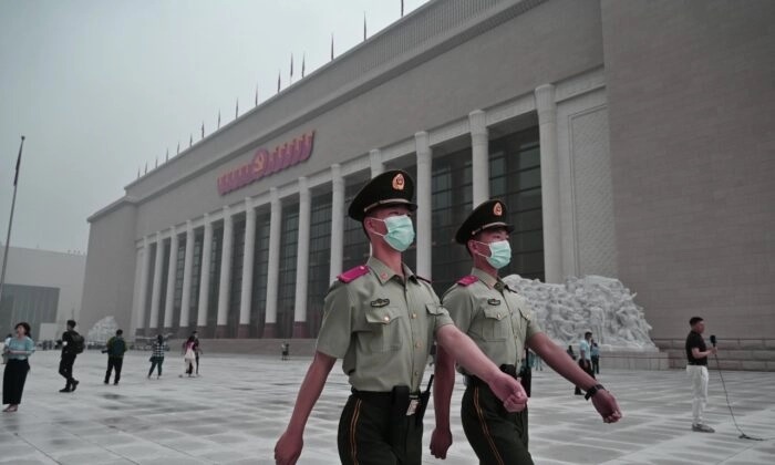 Os policiais chineses caminham do lado de fora do recém-construído Museu do Partido Comunista da China em Pequim, em 25 de junho de 2021 (Kevin Frayer/Getty Images)
