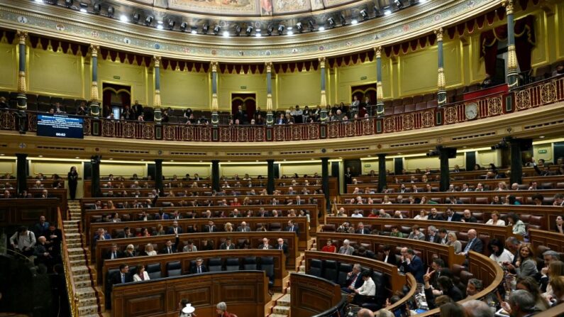 Membros do parlamento participam de uma sessão plenária antes da votação do polêmico projeto de lei de anistia do governo, no Congresso dos Deputados em Madri, em 30 de janeiro de 2024 (Foto de JAVIER SORIANO/AFP via Getty Images)