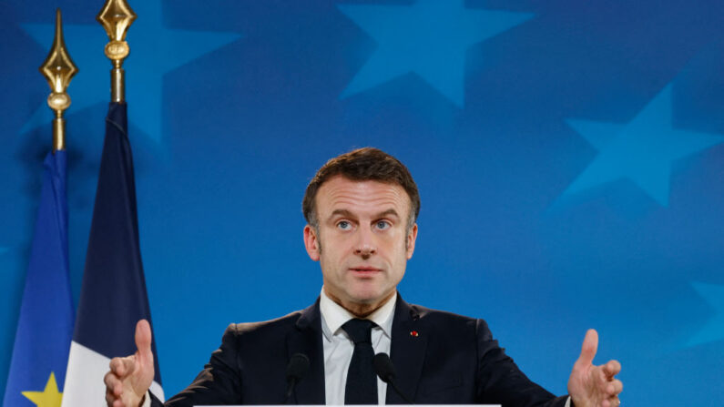 O presidente da França, Emmanuel Macron, gesticula enquanto se dirige ao público durante uma coletiva de imprensa como parte de uma reunião do Conselho Europeu na sede europeia em Bruxelas, em 1º de fevereiro de 2024 (Foto de LUDOVIC MARIN/AFP via Getty Images)