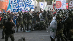 Protestos na Argentina deixam saldo de 8 pessoas presas e 7 policiais feridos, diz governo