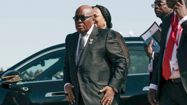 O presidente de Gana, Nana Akufo-Addo, chega ao Heroes Acre, ao sul de Windhoek, Namíbia, em 25 de fevereiro de 2024, durante o funeral do falecido presidente da Namíbia, Hage Geingob (Foto de MICHAEL PETRUS/AFP via Getty Images)