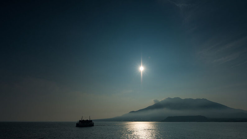 Uma visão geral matinal de Sakurajima e da balsa em 11 de agosto de 2016 em Kagoshima, Japão (Foto de Keith Tsuji/Getty Images)