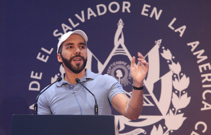 O presidente de El Salvador, Nayib Bukele, fala durante uma coletiva de imprensa em 4 de fevereiro de 2024. (EFE/Javier Aparicio)