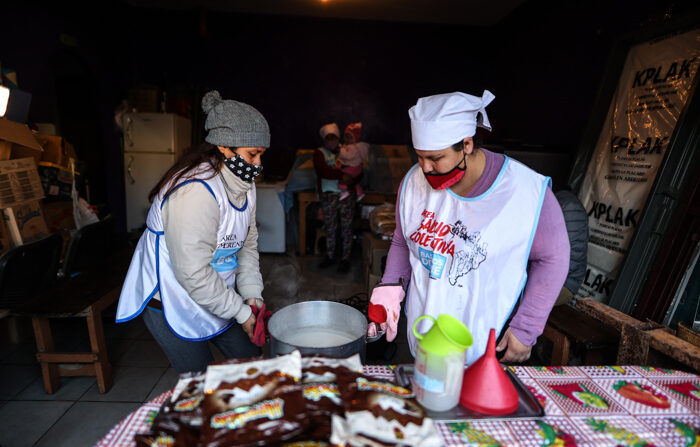 Foto de arquivo mostrando duas mulheres cozinhando em um refeitório no bairro de Barracas, em Buenos Aires, Argentina (EFE/ Juan Ignacio Roncoroni)