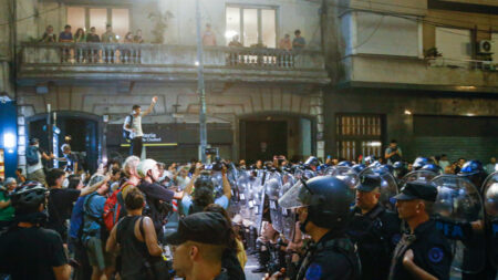 Manifestantes e policiais entram em confronto após Lei Omnibus ser aprovada na Câmara