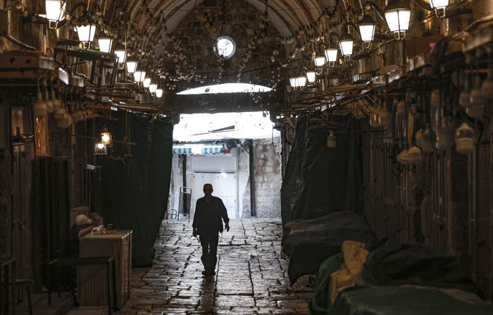 Um homem caminha em direção ao Portão de Algodão, uma das entradas da Esplanada das Mesquitas, onde estão localizados Al Aqsa e o Domo da Rocha, considerado o terceiro local mais sagrado do Islã (EFE/Manuel Bruque)