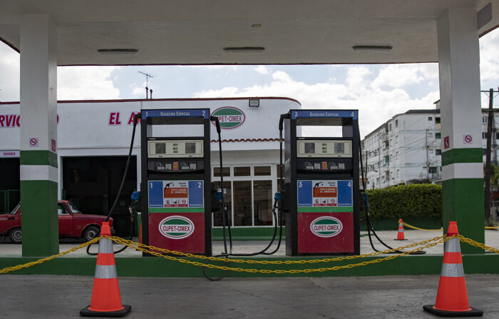Foto de um posto de gasolina isolado devido à falta de combustível na quarta-feira, em Havana (Cuba). O regime cubano anunciou na quarta-feira que em dois dias implementará o aumento adiado de mais de 400% nos preços de varejo dos combustíveis, a ponta de lança de um controverso plano de ajuste para tentar tirar o país de sua profunda crise econômica (EFE/ Yander Zamora).