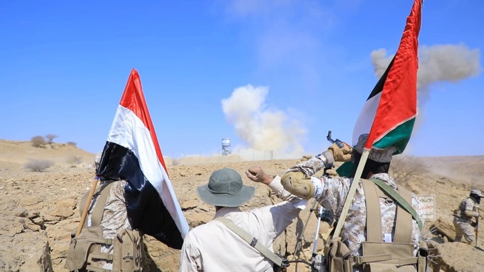 Uma foto disponibilizada pelo centro de mídia dos Houthis mostra soldados Houthi atacando uma posição simulada marcada com uma bandeira israelense durante um exercício militar em uma área remota nos arredores de Sana'a, Iêmen, em 3 de fevereiro de 2024 (EFE/EPA/HOUTHIS MEDIA CENTER HANDOUT)