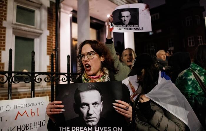 Pessoas se reúnem para homenagear o falecido líder da oposição russa Alexei Navalny em frente à Embaixada da Rússia em Londres, Grã-Bretanha, em 16 de fevereiro de 2024 (EFE/EPA/TOLGA AKMEN)