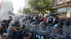 Protesto no Congresso argentino é marcado por confronto entre manifestantes de esquerda e policiais