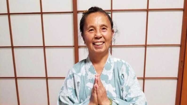 32 anos depois de ser diagnosticada com câncer retal em estágio avançado, Ryoko Mochizuki, de 70 anos, continua animada e saudável. (Foto cortesia de Ryoko Mochizuki)

