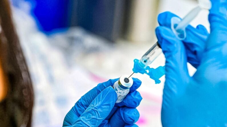 Um profissional de saúde enche uma seringa com a vacina contra a COVID-19 da Pfizer em uma imagem de arquivo (Robyn Beck/AFP via Getty Images)
