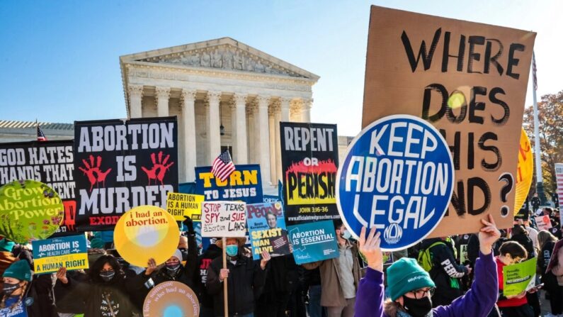 Manifestantes se reúnem em frente à Suprema Corte dos EUA enquanto os juízes ouvem argumentos em Dobbs v. Jackson Women’s Health, um caso sobre uma lei do Mississippi que proíbe a maioria dos abortos após 15 semanas, em Washington em 1º de dezembro de 2021. (Chip Somodevilla /Getty Imagens)