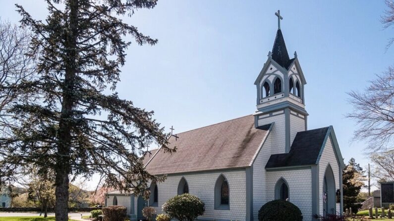 Projetada por Richard Upjohn, a Igreja da Santa Cruz em Middletown, RI, é uma igreja paroquial da Diocese Episcopal de Rhode Island da Igreja Episcopal. (Domínio público)
