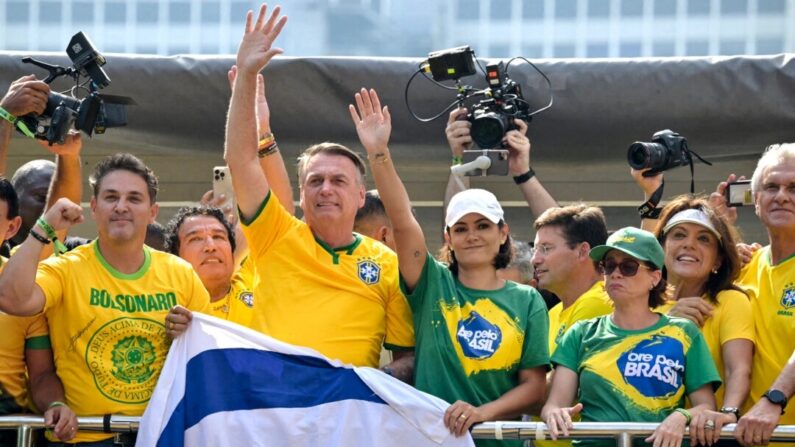 O ex-presidente brasileiro Jair Bolsonaro (centro) cumprimenta apoiadores ao lado de sua esposa Michelle Bolsonaro durante um comício em São Paulo, Brasil, em 25 de fevereiro de 2024. (Nelson Almeida/AFP via Getty Images)
