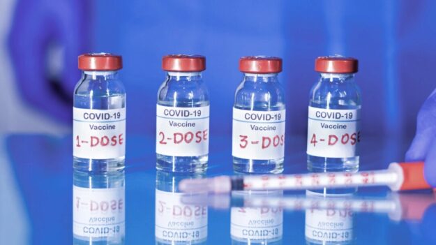 Estudo descobre que aumento do tempo entre as doses da vacina contra COVID reduz risco de miocardite, mas cardiologistas levantam preocupações