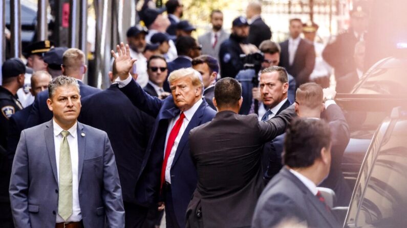 O ex-presidente dos EUA, Donald Trump, acena ao chegar ao Tribunal Criminal de Manhattan, na cidade de Nova York, Nova York, em 4 de abril de 2023. (Kena Betancur/Getty Images)