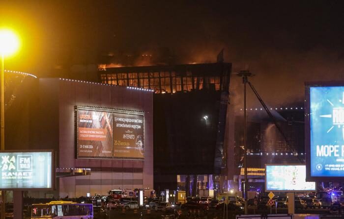 Incêndio se ergue sobre a casa de shows Crocus City Hall após um ataque terrorista em Krasnogorsk, nos arredores de Moscou, Rússia, em 22 de março de 2024 (EFE/EPA/MAXIM SHIPENKOV)
