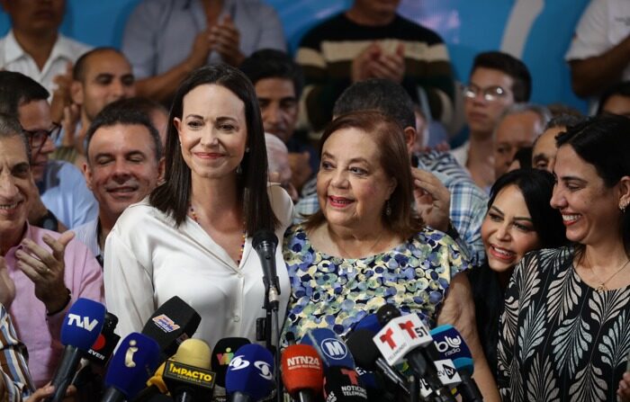 A líder anti-chavista María Corina Machado (esquerda) apresenta durante uma coletiva de imprensa a historiadora Corina Yoris (direita) como candidata às eleições presidenciais de 28 de julho, em vista da desqualificação que a impede de competir na política, hoje em Caracas (EFE/ Rayner Peña R.)
