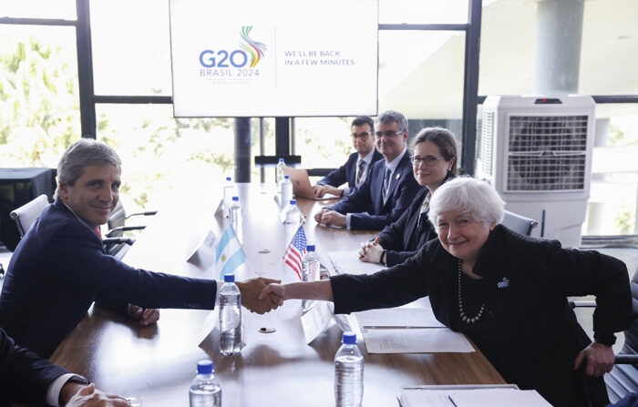 O ministro da Economia da Argentina, Luis Caputo (E), e a secretária do Tesouro dos EUA, Janet Yellen, participam de uma reunião bilateral no âmbito da reunião dos ministros da economia do G20 na quinta-feira na cidade de São Paulo (EFE/SEBASTIÃO MOREIRA)
