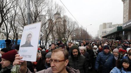 Polícia russa prende mais de 100 pessoas durante funeral da Alexei Navalny