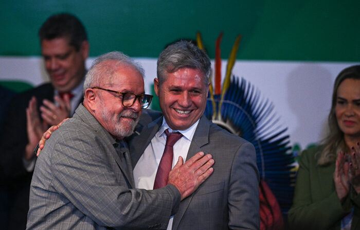 Foto de arquivo do presidente do Brasil, Luiz Inácio Lula da Silva, junto ao ministro do Desenvolvimento Agrário e Agricultura Familiar, Paulo Teixeira (EFE/ Andre Borges)