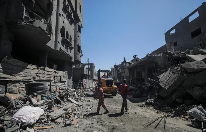 Palestinos procuram por pessoas desaparecidas sob os escombros de uma casa destruída por um ataque aéreo israelense no campo de refugiados de Al Nusairat, no sul da Faixa de Gaza, em 20 de março de 2024 (EFE/EPA/MOHAMMED SABLE)
