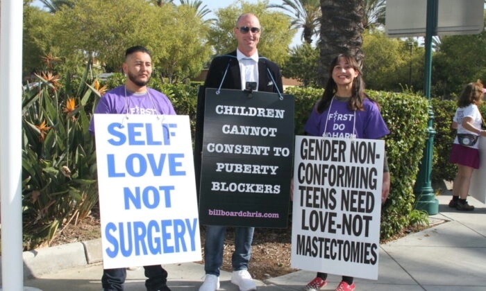 (Da esquerda à direita) Abel Garcia, Billboard Chris e Chloe Cole participam de uma manifestação em Anaheim, Califórnia, em 8 de outubro de 2022. (Brad Jones/The Epoch Times)