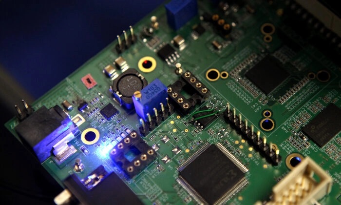 Semicondutores são vistos em uma placa de circuito que alimenta uma câmera de vídeo Samsung no evento de mídia e analistas “Samsung MOBILE-ization” em San Jose, Califórnia, em 23 de março de 2011. (Justin Sullivan/Getty Images)
