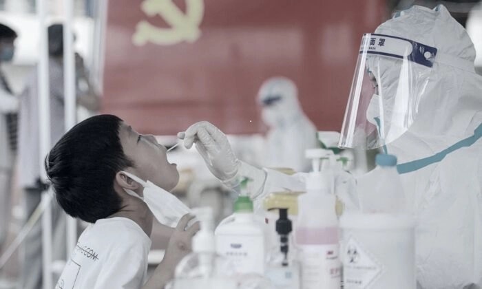 Uma criança faz um teste de ácido nucleico para o coronavírus COVID-19, também conhecido como vírus do PCCh, em Yangzhou, na província oriental de Jiangsu, na China, em 5 de agosto de 2021. (STR/AFP via Getty Images)